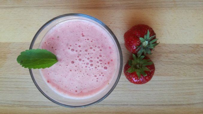 Letní osvěžující jahodovo banánové smoothie se stévií (recept)