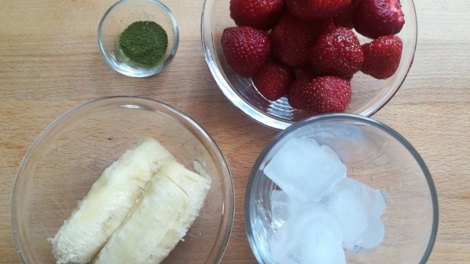 Letní osvěžující jahodovo banánové smoothie se stévií (recept)