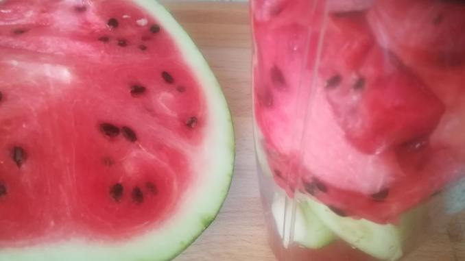 Detoxikační osvěžující melounovo okurkovo česnekový nápoj (recept)