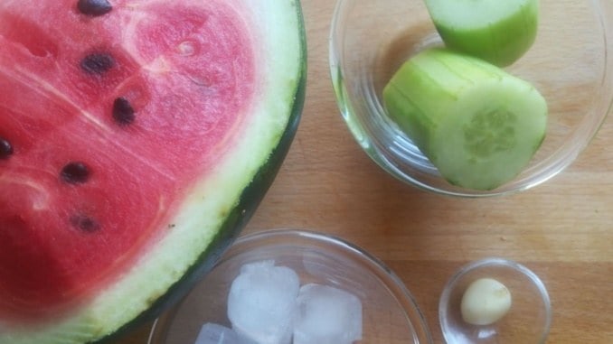 Detoxikační osvěžující melounovo okurkovo česnekový nápoj (recept)