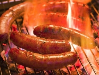 Bratwurst - tradiční německá uzenina, kterou byste měli určitě ochutnat