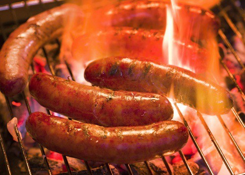 Bratwurst - tradiční německá uzenina, kterou byste měli určitě ochutnat