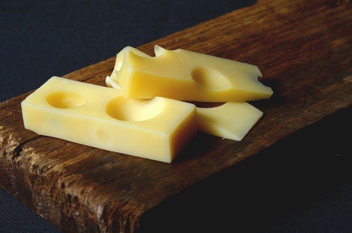 Sýr ementál - děrovaná pochoutka ze švýcarských Alp