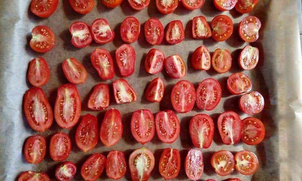 Sušená (pečená) rajčata s bazalkou - jednoduchý a chutný recept