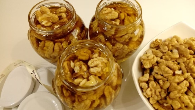 Vlašské ořechy obsahují kvalitní tuky. Můžete si z nich navíc vytvořit výtečné cukroví
