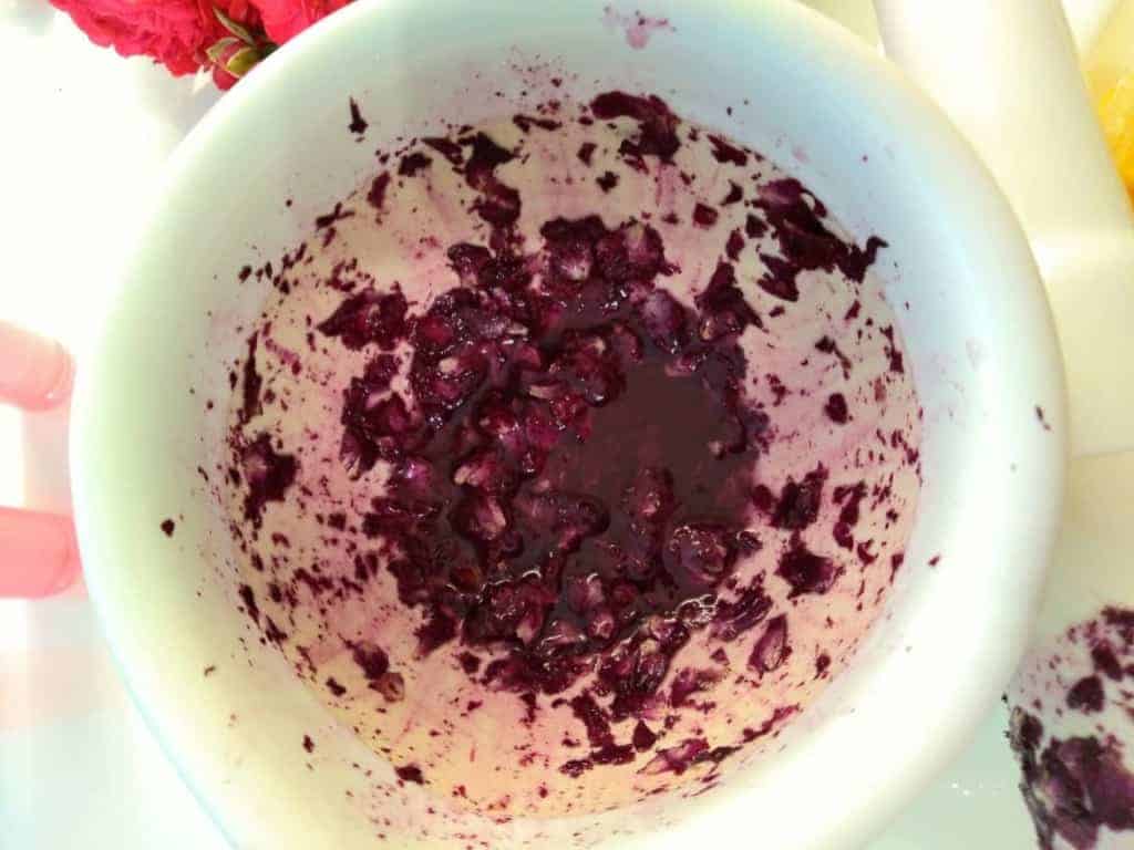 Balzám na rty z okvětních lístků růží (recept) Balzám na rty z okvětních lístků růží (recept)