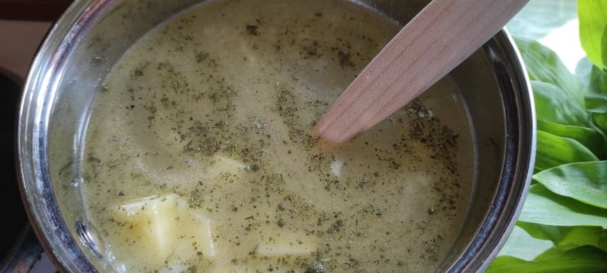 Výtečná krémová polévka z medvědího česneku (recept)