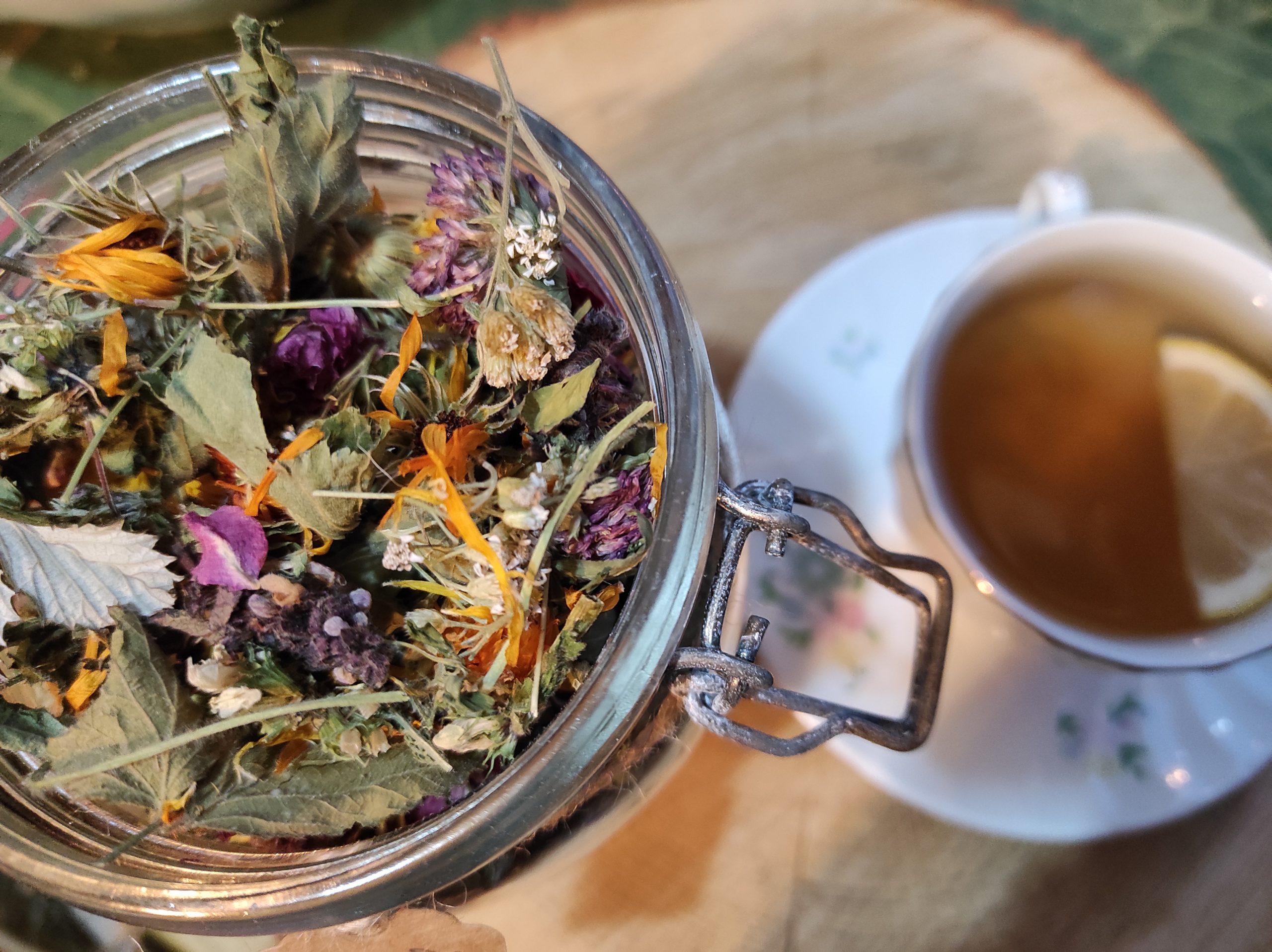 Bylinkový čaj pro ženy (recept): pomáhá s úpravou menstruačního cyklu i bolestivou menstruací